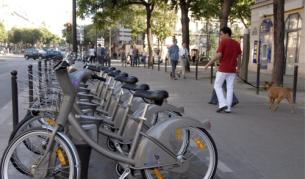 В Париж от две години има станции, от които срещу минимална такса или с абонаментна карта, можеш да вземеш колело, за да се движиш лесно из центъра на града