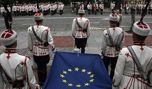 Пред храм-паметника "Александър Невски" в София се състоя официалната церемония по повод Деня на Европа, на която вицепрезидентът Ангел Марин положи венец на паметника на Незнайния воин