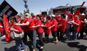 Първомайските протести в румънската столица Букурещ завършиха с танци