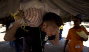 Носителят на "Оскар" помага в Хаити, като пренася багажа на бедстващ местен жител