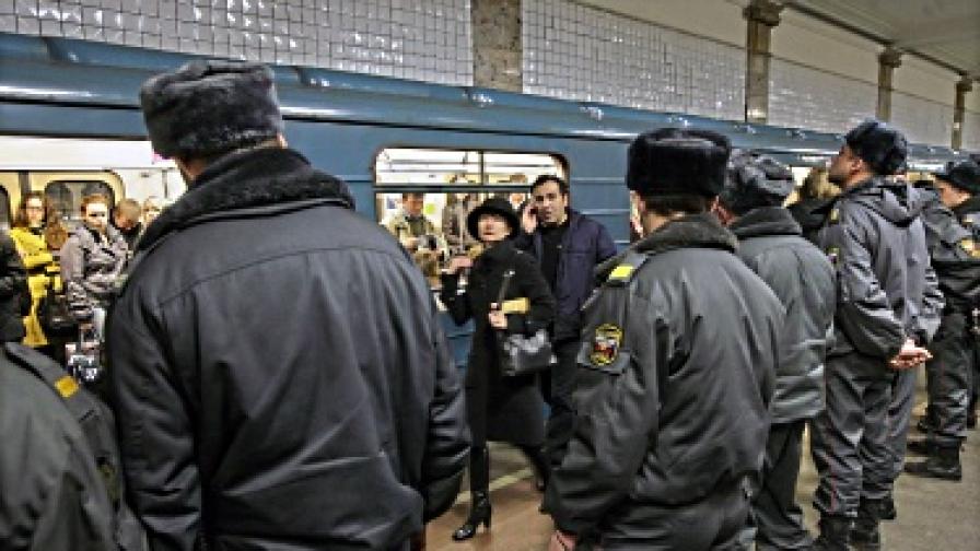 Полиция охранява метростанцията "Парк на културата" в Москва в деня след атентатите