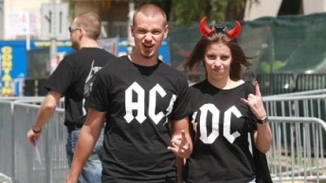 Феновете се събират край стадиона още от обяд