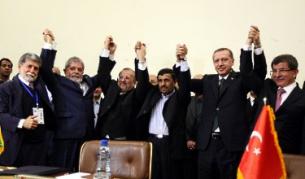 Бразилските външен министър С. Аморим и президент Луис Инасиу Лула да Силва, иранските им колеги Манушер Мотаки и Ахмадинеджад, и турските премиер Тайип Ердоган и външен министър Ахмет Давутоглу след подписването