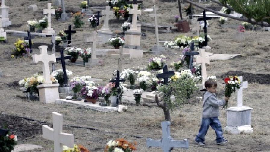Нашенци ограбват гръцки гробища