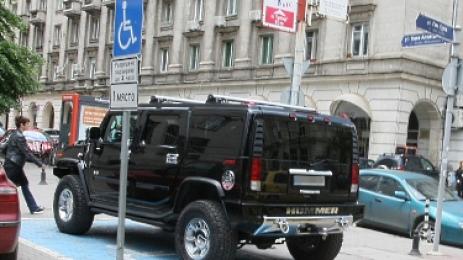 Миналата седмица джип Хамър с лесно запомнящ се номер и