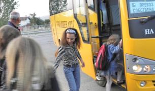В повечето села, където няма защитени училища, специални автобуси, осигурени от държавата, превозват децата до съседно селище.