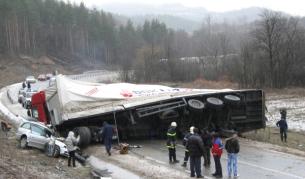 На пътя през прохода Хаинбоаз стават страшни катастрофи (фотография от 17 януари 2010 г.)