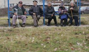 Вдигането на възрастта за пенсиониране няма алтернатива заради демографската криза, но синдикати и работодатели са на различни позиции