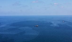 Два кораба преминават през разлива