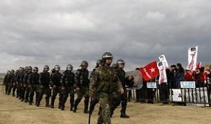 Военни охраняват сградата на съда в Истанбул. Срещу тях са демонстранти, които протестират срещу процеса "Ергенекон"