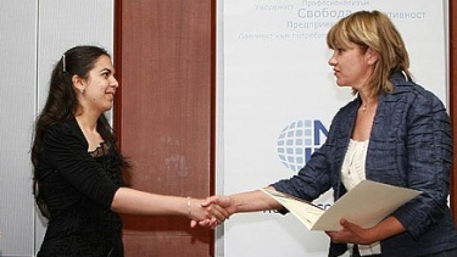 Министър Нона Караджова връчва наградата на победителката Яна Цанева