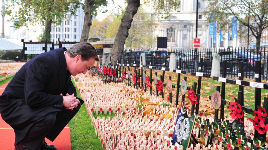 2009 г: Британският премиер Дейвид Камерън, тогава лидер на консерваторите, пред възпоменателни кръстчета за загиналите в Първата световна война, избухнала именно през 1914 г.