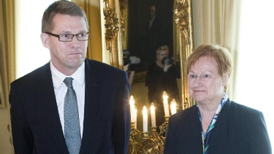 Мати Ванханен връчи оставката си на президентката Таря Халонен