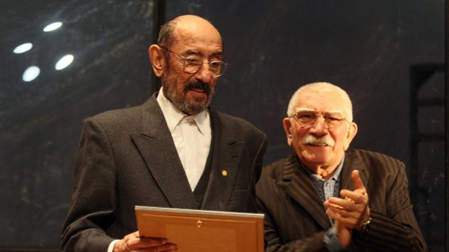 Проф. Азарян получава поздравления от своя колега и приятел Армен Джигарханян при честването на 75-годищнината си във Военния театър (15 март 2009)
