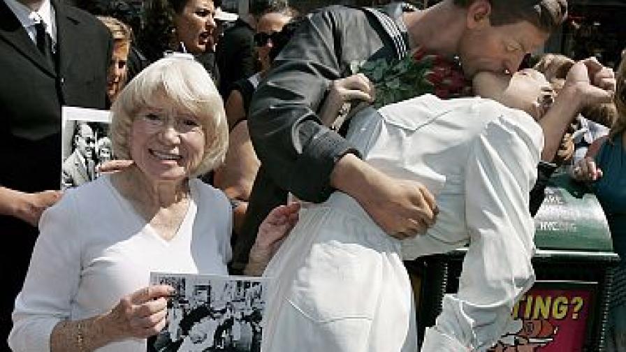 86-годишната Едит Шейн открива статуята "Целувката" през 2005 г.