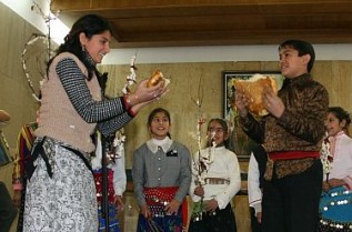 Фолклорна група представя обичаи за Банго Васили