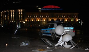 Мерцедес, управляван с несъобразена скорост от младежи, преди три дни помете два стълба с осветителните тела на бул. "Цар Освободител" срещу БНБ в София
