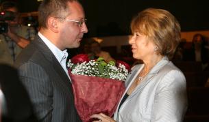 Бившата министърка Емилия Масларова поднесе голям букет на своя партиен лидер Станишев преди заседанието