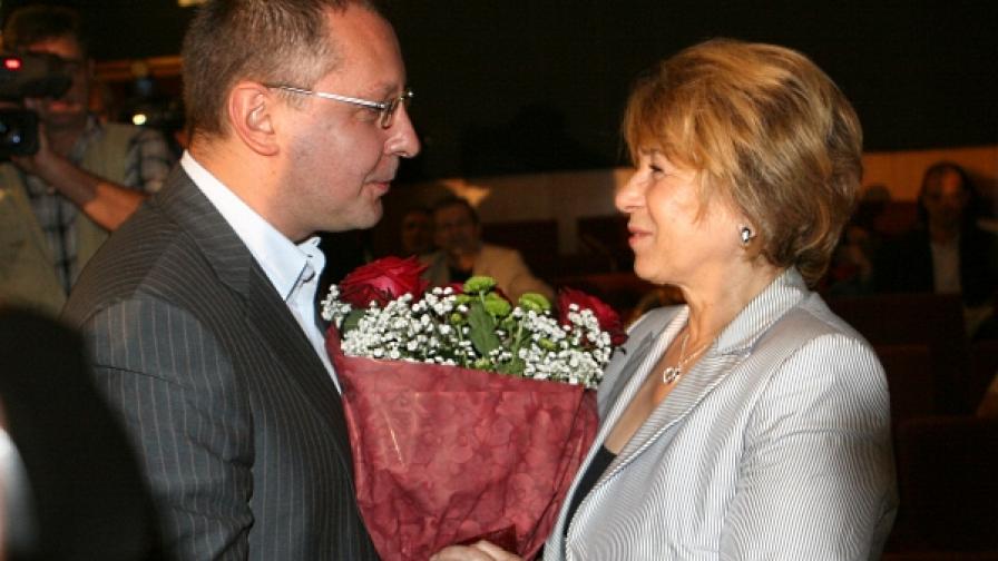 Бившата министърка Емилия Масларова поднесе голям букет на своя партиен лидер Станишев преди заседанието