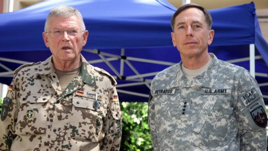 Новият командващ войските на САЩ и НАТО в Афганистан генерал Дейвид Петреъс (д) и германският генерал Егон Рамс