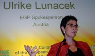 Австрийката Улрике Луначек е лидер на групата на Зелените в Европарламента