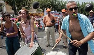 Служители в държавния сектор в Гърция протестират пред парламента в Атина