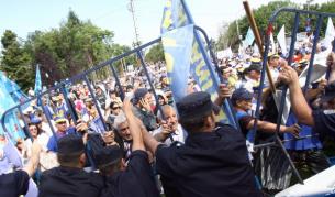 Протести пред президентския дворец в Румъния, заради намаляването на заплати и пенсии (снимка от 25 юни 2010 г.)