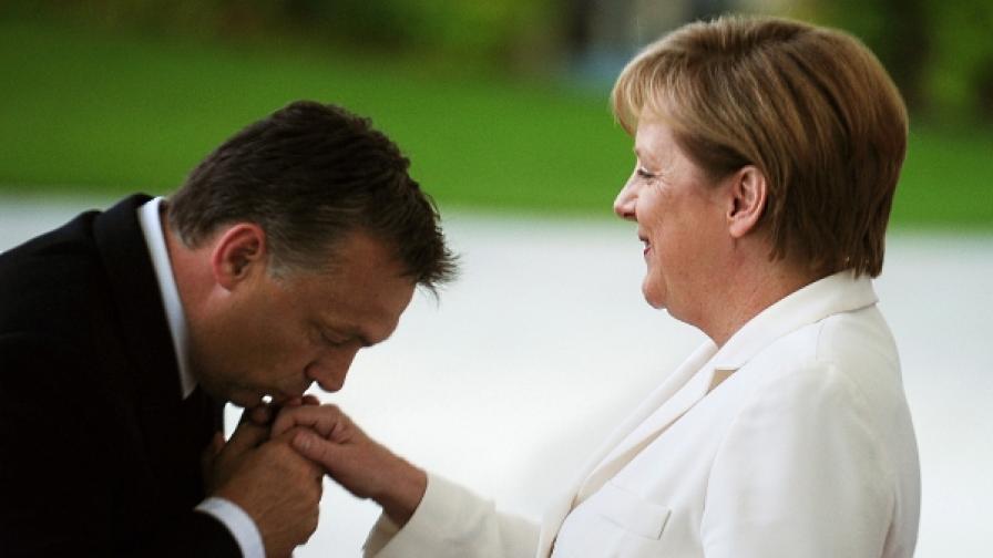 Канцлерката Меркел посреща своя колега премиера Орбан на 21 юли 2010 в Берлин