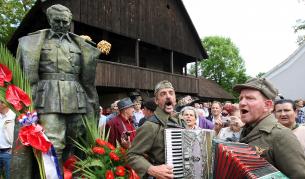 Босненци, облечени като партизани, отдават почит пред паметника на другаря Тито в град Кумровец, Хърватия