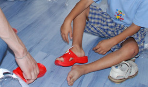 Опасни джапанки и блузки за деца на пазара