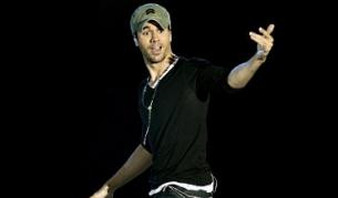 Енрике Иглесиас пиян и гол на водни ски