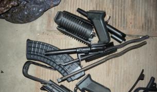 В и около Казанлък полцията често намира незаконно притежавани автомати “Калашников” или части за тях (снимка от април 2010)