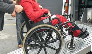 Хора с увреждания в затворнически дрехи