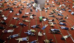 Индонезийски мюсюлмани почиват след петъчната молитва в третия ден от поста