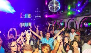 В повечето нощни заведения по морето е много весело, а оборотът е нула