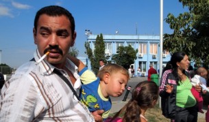 Изгонени от Франция румънски цигани пристигат на летището в Букурещ