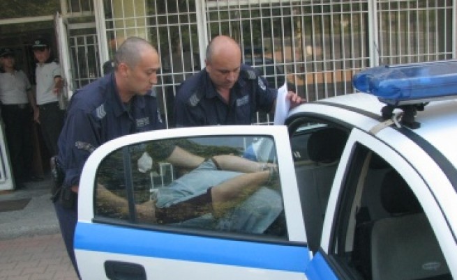 Деветима задържани за склоняване към проституция