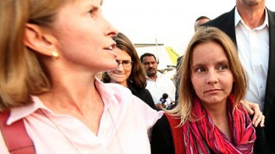 Американската хуманитарна работничка Флавия Уагнер при пристигането си на летището в Хартум, след като беше освободена. Тя беше отвлечена в Дарфур преди 105 дни, през май, заедно с още двама суданци. Според медиите за нея не е платен откуп