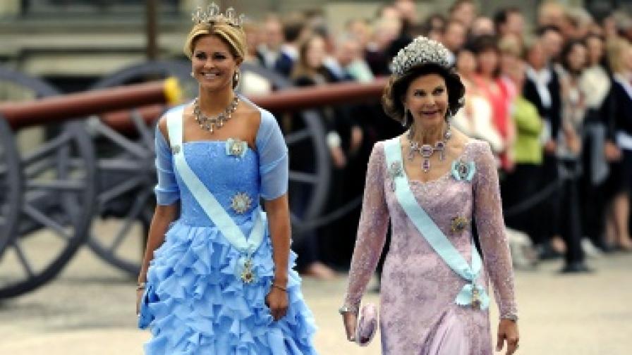 Принцеса Маделин пристига на сватбата на сестра си Виктория заедно с майка им - кралица Силвия