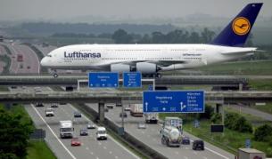 Самолет на "Луфтханза" минава по мост над магистралата в Лайпциг