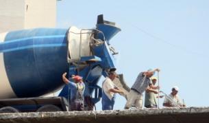 Работници ремонтират столичния булевард "Брюксел"