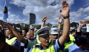 Румънски полицаи обкръжиха президентския дворец