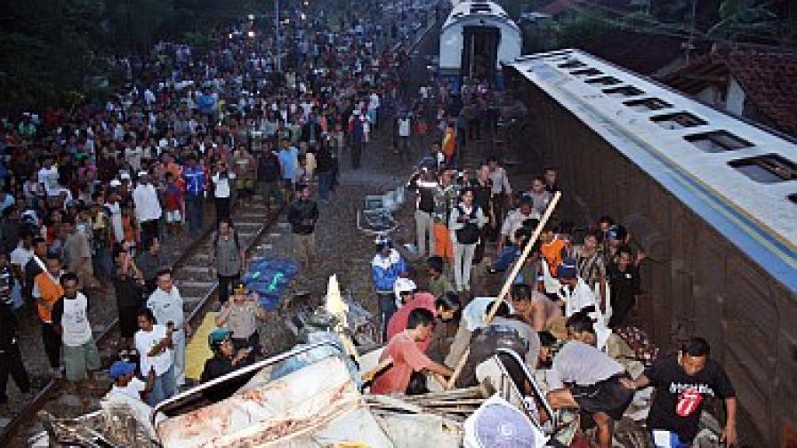 Влак се вряза в друг в Индонезия, десетки жертви