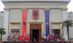 Албанският парламент, декориран с албанското знаме и с това на НАТО