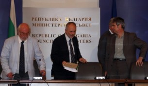 Социалният министър Тотю Младенов и шефовете на КНСБ и "Подкрепа" обявиха, че са постигнали съгласие