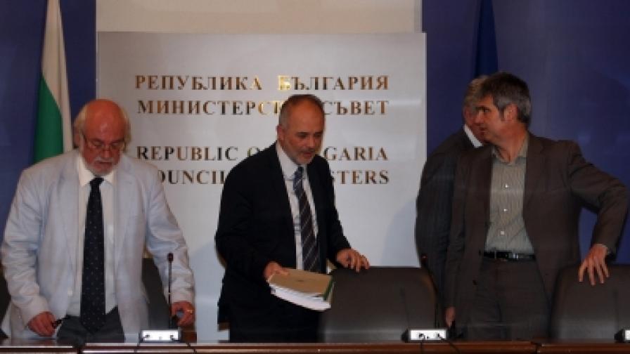 Социалният министър Тотю Младенов и шефовете на КНСБ и "Подкрепа" обявиха, че са постигнали съгласие