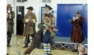 Звездата прегръща своята 9-годишна почитателка