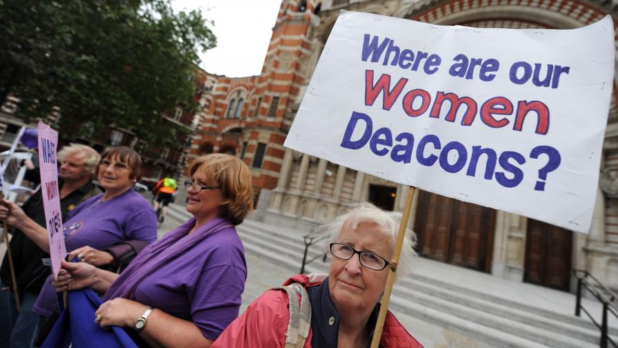 Протест пред Уестминстърското абатство, настояващ и жени да могат да стават свободно свещеници