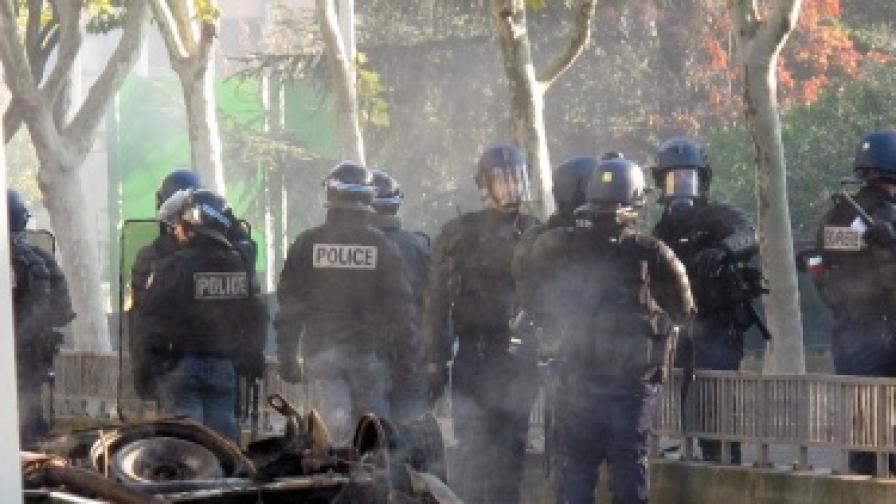 Сълзотворен  газ срещу протестиращи студенти в Париж