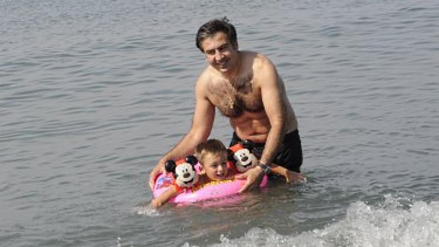 Саакашвили беше сниман по бански и по време на лятната си почивка